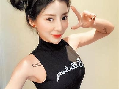 甜美主播娜娜分享糖心日常与直播趣事，让你乐享不停！