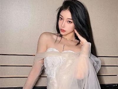 可爱的女生头像设计，展现甜美主播风格与个性魅力
