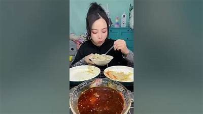 美食主播分享梅心糖吃法与独特口感体验，带你享受舌尖上的甜蜜！