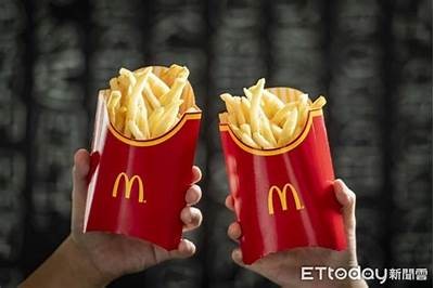 "这位主播热销糖心苹果，口感极佳，快来了解他的独特推荐吧！"