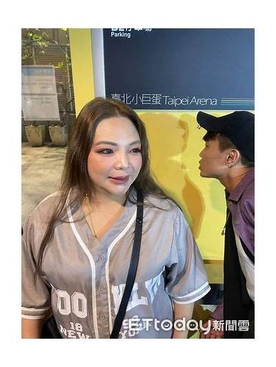 “甜美主播欣怡，带您畅游直播世界的精彩瞬间”