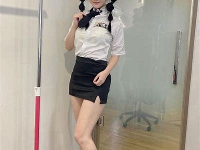 "甜美主播小桃的真实魅力展现，网友热议她的生活点滴"