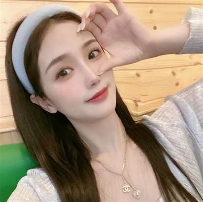 《甜蜜直播：糖心主播小郑的日常与精彩瞬间》