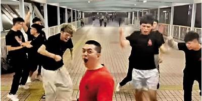 主播严厉批评嘉心糖，揭示背后真相引发网友热议。