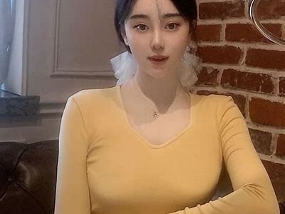“甜美主播桃桃酱的直播生活与互动魅力”